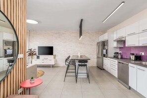 Geladeira, micro-ondas, fogão, cooktop