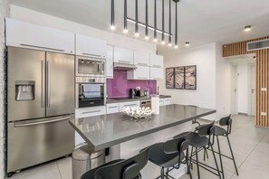 Fridge, microwave, oven, stovetop - Spacious 3BR on Frishman Beach by HolyGuest (Tel Aviv)