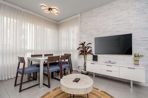 Dining - Spacious 3BR on Frishman Beach by HolyGuest (Tel Aviv)