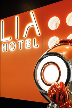 Eine Neonreklame für das „Lia Hotel“ mit einer Metall-Handskulptur.