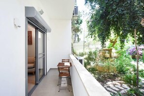 Outdoor dining - Magic Lily in Frug by HolyGuest (Tel Aviv)