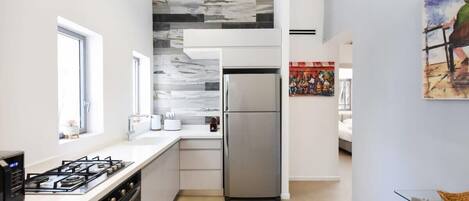 Cafetera y tetera, refrigerador, microondas y horno