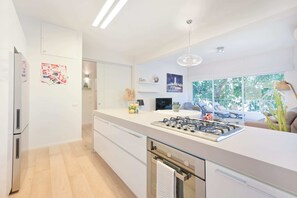 Microonde, forno, piano cottura, lavastoviglie