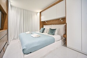 2 habitaciones, escritorio y tabla de planchar con plancha 