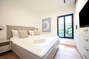 3 bedrooms, iron/ironing board, internet, bed sheets
