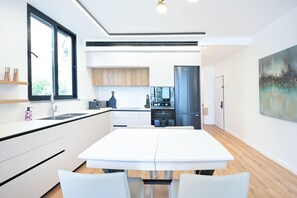 Réfrigérateur, surface de cuisson, lave-vaisselle, cafetière-théière