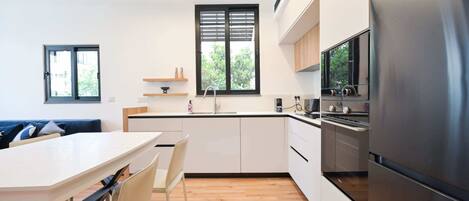 Fridge, stovetop, dishwasher, coffee/tea maker