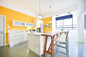 Frigorifero, microonde, forno, piano cottura