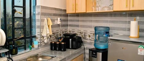 Microondas, horno, placa de cocina y utensilios de cocina