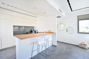 Kühlschrank, Mikrowelle, Herdplatte, Geschirrspüler