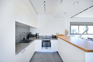 Fridge, microwave, stovetop, dishwasher
