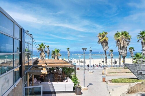 Modern Beachfront 3BR by HolyGuest