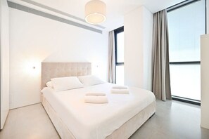 3 habitaciones, escritorio y tabla de planchar con plancha 