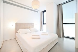3 habitaciones, escritorio y tabla de planchar con plancha