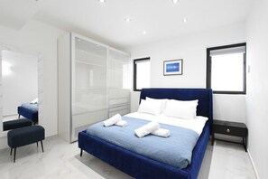 2 bedrooms, desk, iron/ironing board, WiFi