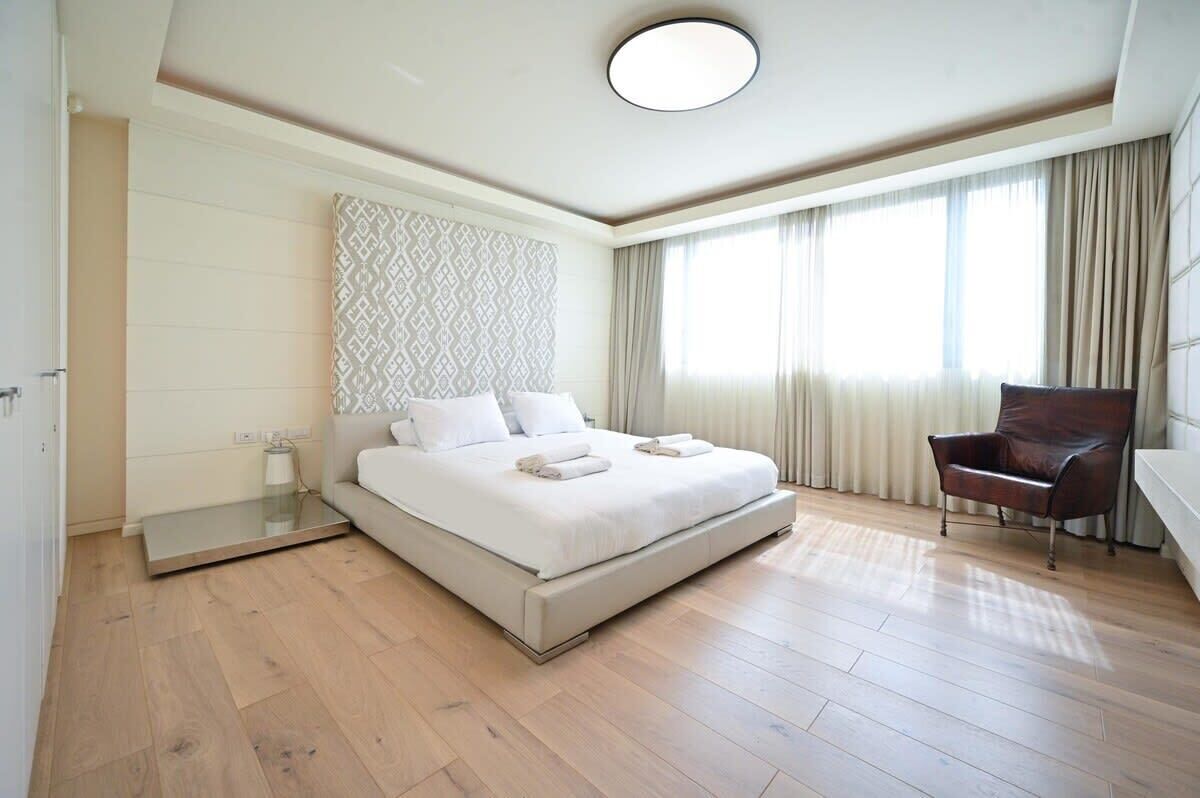 1 dormitorio, escritorio, tabla de planchar con plancha y cuna de viaje