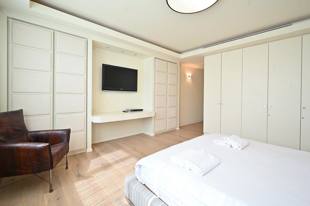 1 dormitorio, escritorio, tabla de planchar con plancha y cuna de viaje