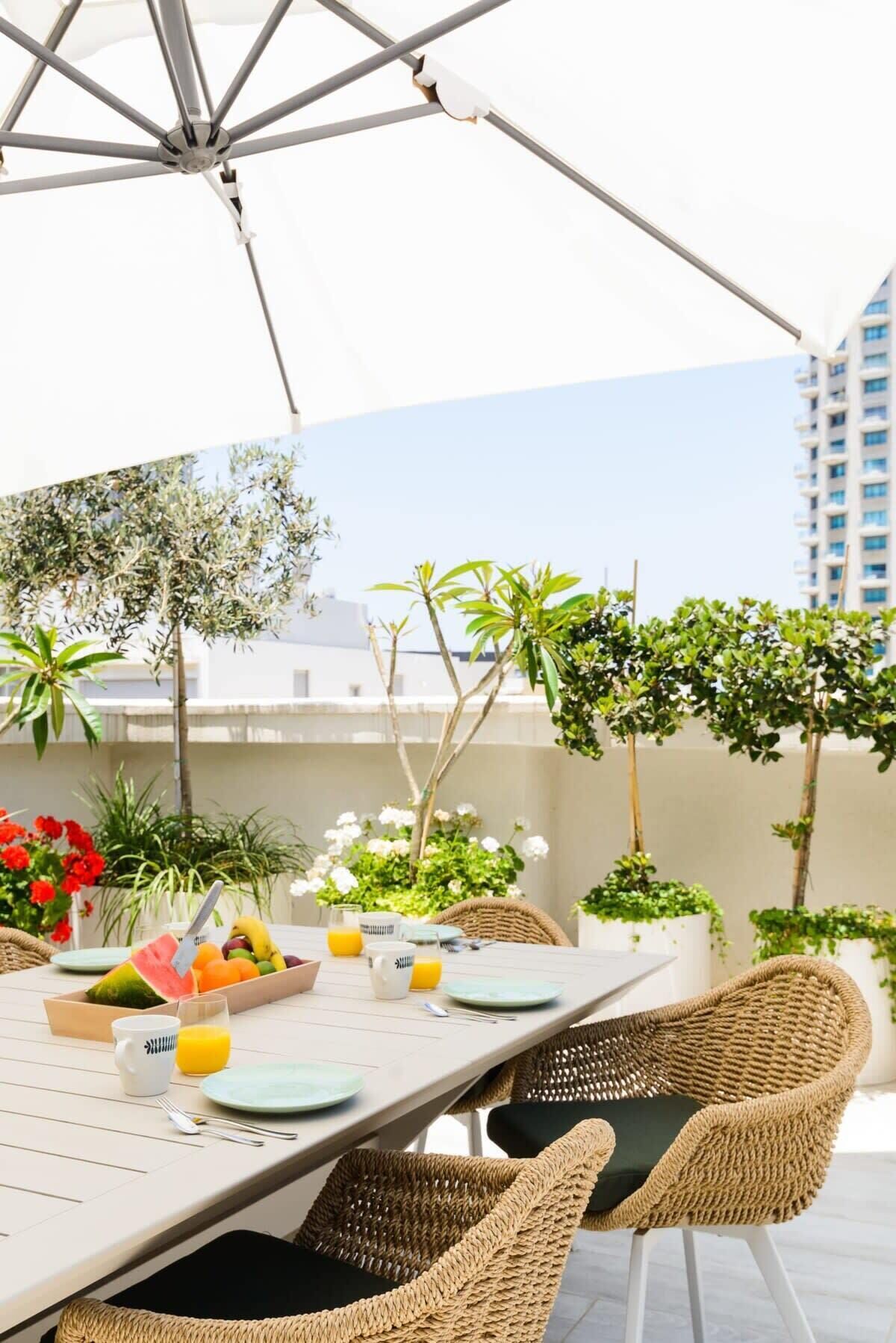 Outdoor dining