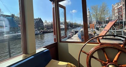NEW: Captains Cabin on luxurious wellness houseboat -