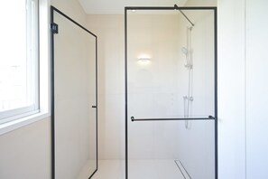 Bruser, hårtørrer, håndklæder, Toiletpapir