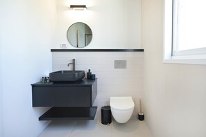 Ducha, secador de pelo, toallas y papel higiénico