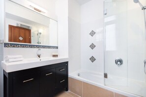 Douche, sèche-cheveux, serviettes fournies