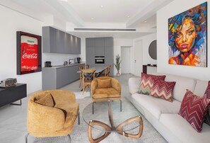 Télévision, cheminée, chaîne hi-fi, espaces bureaux