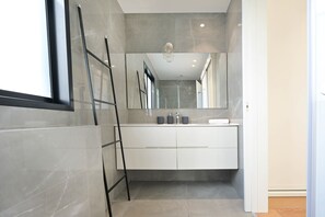 Dusche, Haartrockner, Handtücher, Toilettenpapier