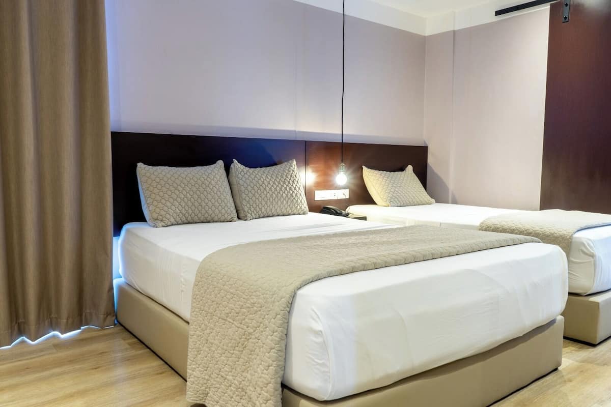 ห้องดีลักซ์ทริปเปิล | เครื่องนอนระดับพรีเมียม, เตียง Select Comfort, เตารีด/โต๊ะรีดผ้า