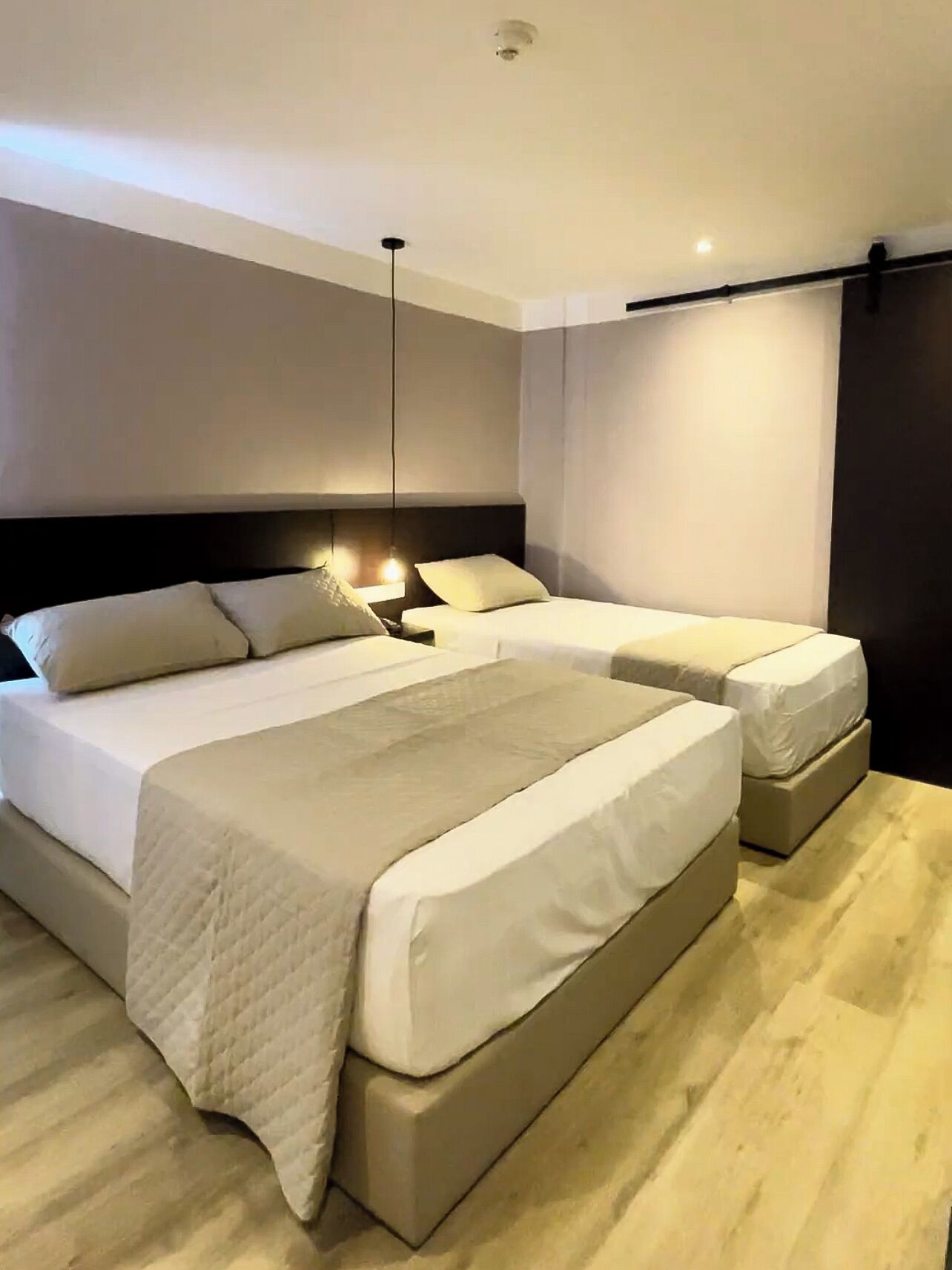 Ropa de cama de alta calidad, camas Select Comfort y wifi gratis 