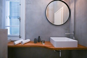 Dusj, hårføner og håndklær