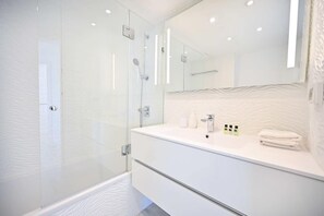 Shower, hair dryer, towels
