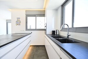 Frigorífico, microondas, horno y placa de cocina