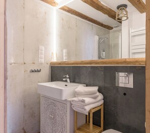Comfort Studio Suite | Bathroom - Red Brick Apartament w Rynku ProperUNIT (Wroclaw)