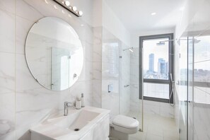 Douche, sèche-cheveux, serviettes fournies