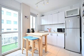 Fridge, microwave, stovetop, coffee/tea maker - Stylish 2BR by Rothschild by HolyGuest (Tel Aviv)