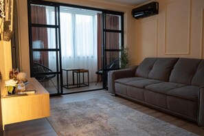 Apartment, 1 Bedroom, Accessible, Garden View | Living room