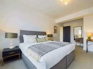 3 habitaciones, escritorio y tabla de planchar con plancha 