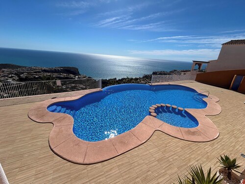 Sympathique duplex 3 chambres, 2 salles de bain. Parking.   Cumbre del sol