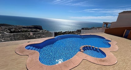 Sympathique duplex 3 chambres, 2 salles de bain. Parking. Cumbre del sol