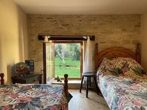 5 slaapkamers, een strijkplank/strijkijzer, reisbedje, wifi