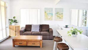 TV - Capeview 2 - Top floor unit perfect distance from everything you could need in South West Rocks. (South West Rocks)