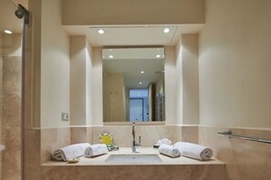 Shower, hair dryer, bidet, towels - La Bellezza East Volterra Beauty (Castelfalfi)
