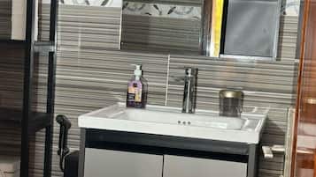 Apartment, Stadtblick | Badezimmer