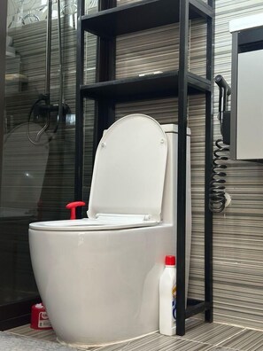 Apartment, City View | Bathroom - Appartement moderne à Angré Nouveau Chu (Abidjan)