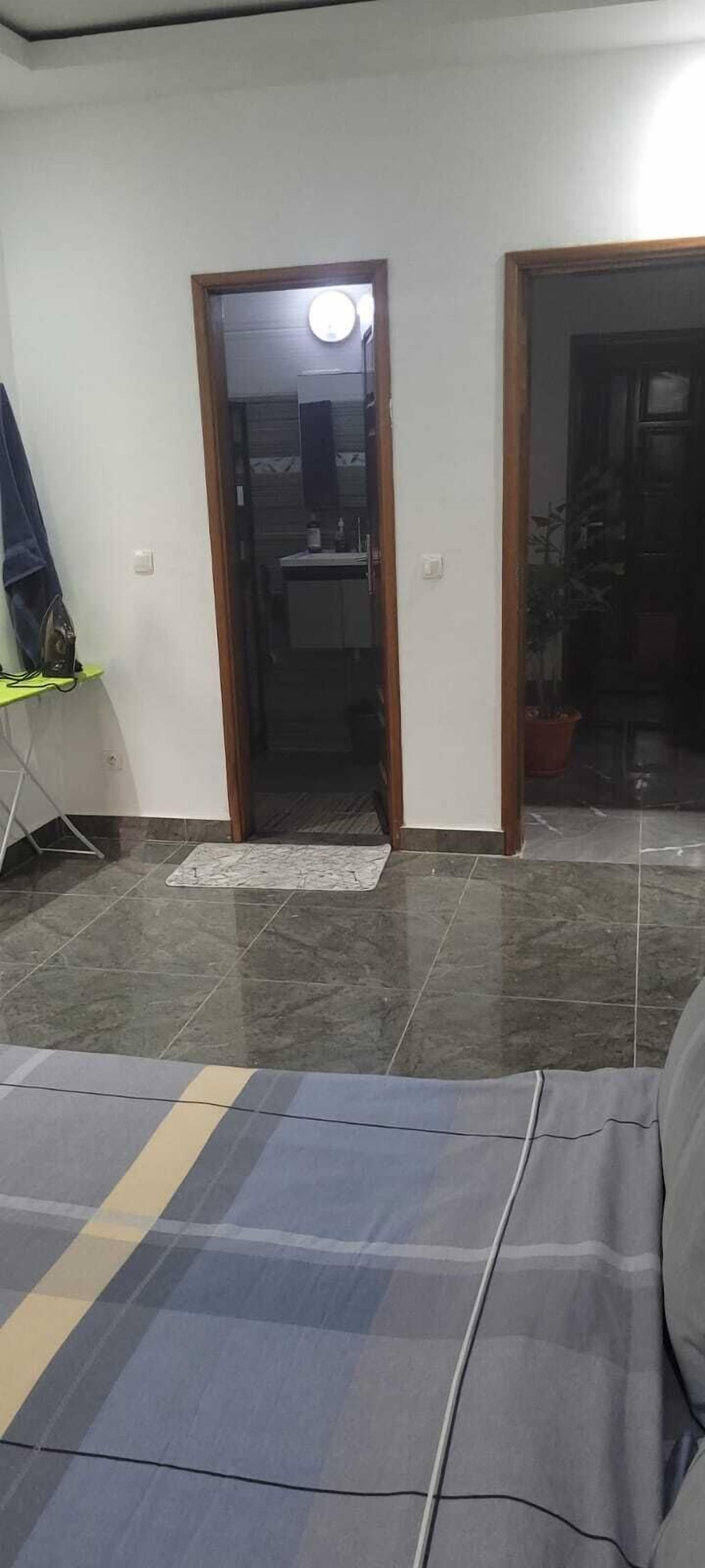 1 habitación, insonorización y tabla de planchar con plancha 