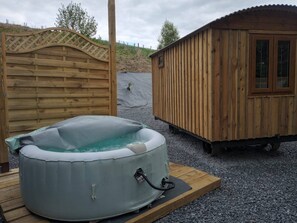 Outdoor spa tub - Llandovery - Lodge - Sleeps 2 - Parking - Hot Tub (Llandovery)