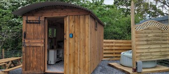 Llandovery - Lodge - Sleeps 2 - Parking - Hot Tub