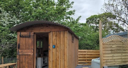 Llandovery - Lodge - Sleeps 2 - Parking - Hot Tub