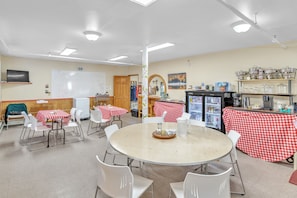 Room, 1 Bedroom | Dining